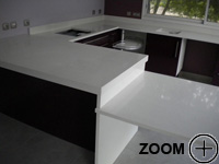 plan de travail cuisine-quartz-crystal-polar-white-table-ilot.jpg