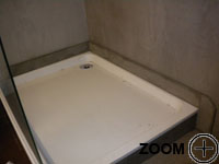 plan de travail salle-de-bain-granit-quartzite-plinthes-de-douche.jpg